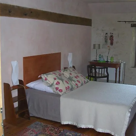 La Maison Des Aubees לינה וארוחת בוקר 3*