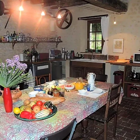 La Maison Des Aubees לינה וארוחת בוקר 3*